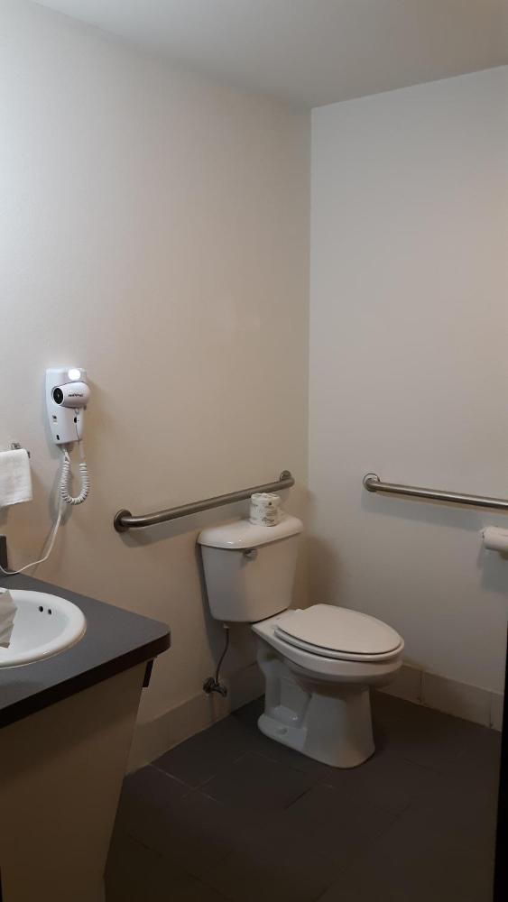 Queen Room - Disability Access interior
